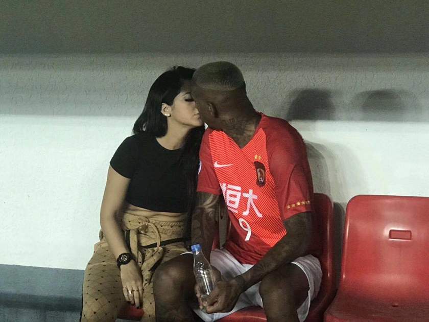 亚冠最香艳1幕：娇艳女友与塔利斯卡热吻，看肚子也是个白斩鸡