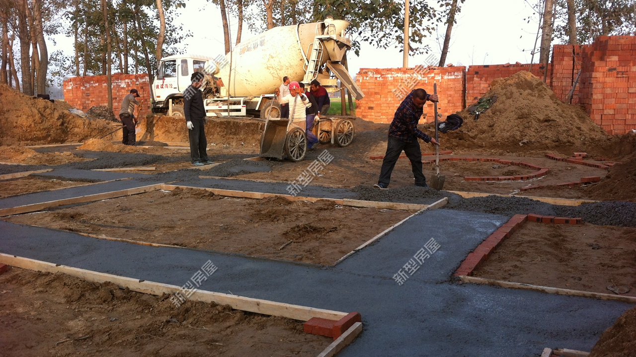 农村自建房红砖开裂能贴瓷砖吗,刚住了三年的新楼房墙裂了该找谁