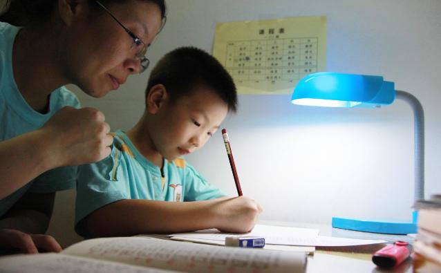 小学生作业本火了，一笔一划整整齐齐，老师：明明超强却过分慎重