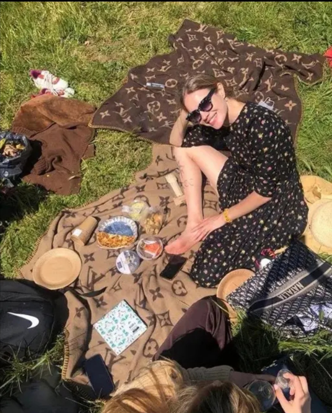 LV太子妃野餐太壕！LV披肩当餐布用，遍地是金钱的味道看着都心疼