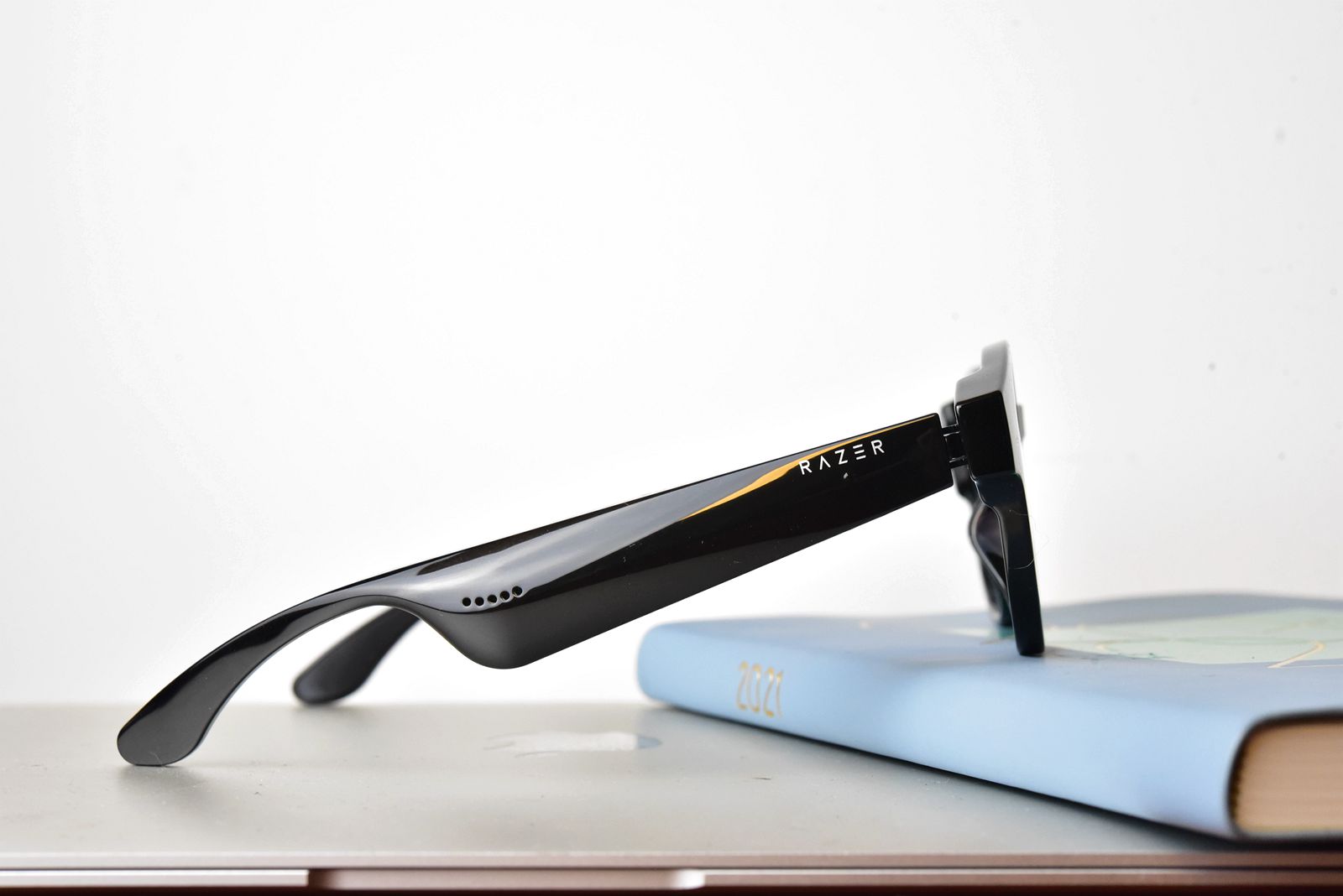 戴着眼镜就能听歌、接电话，你无法想象这是外设大厂雷蛇的操作