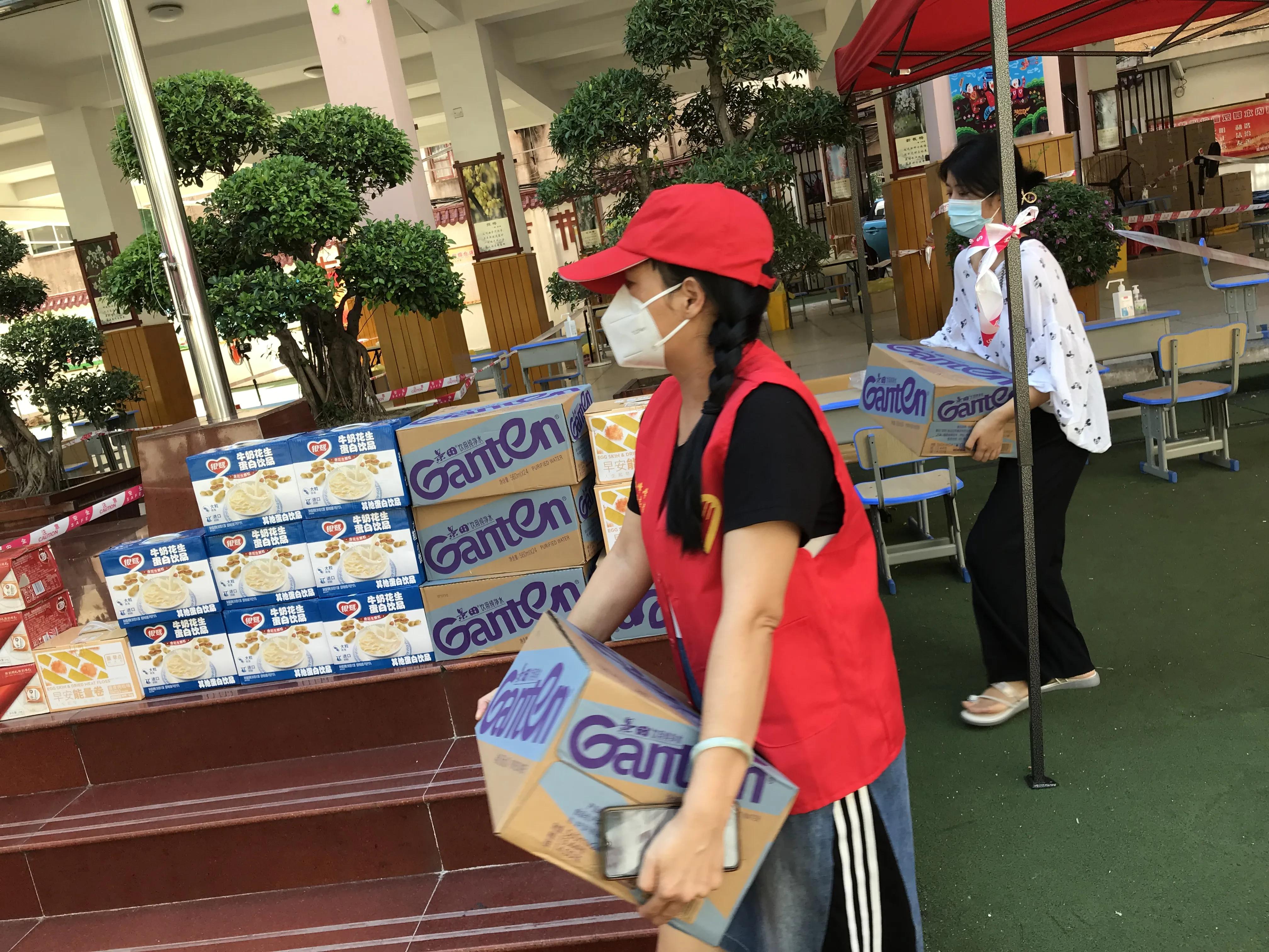 梅香传百年山高我为峰——致梅峰小学最美志愿者