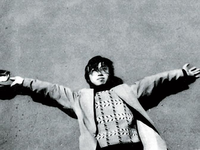 海子25岁自杀后，留下5封遗书，都有写道：我的死，是他俩造成的