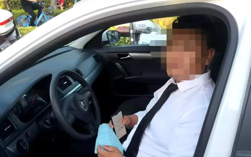 男子一早打尖插队被抓现行,男子插队闹事被抓现场