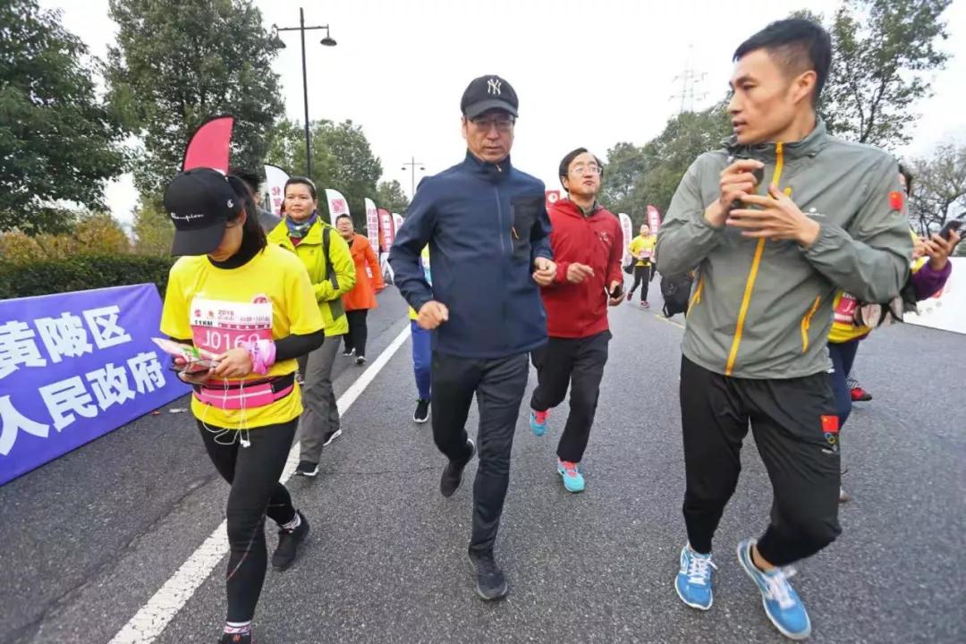 白岩松每次跑步5-10公里,白岩松静蹲锻炼原版