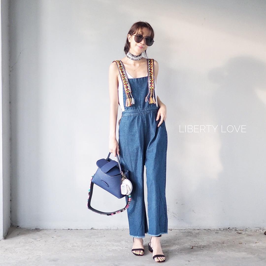 还在穿阔腿裤的你可能不知道，时髦精都悄悄穿起了束脚裤和背带裤