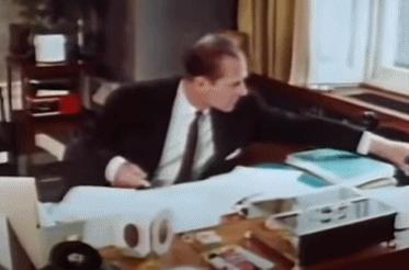 英女王下令封杀50年！王室私生活*片禁**遭泄露，百万人在线吃瓜