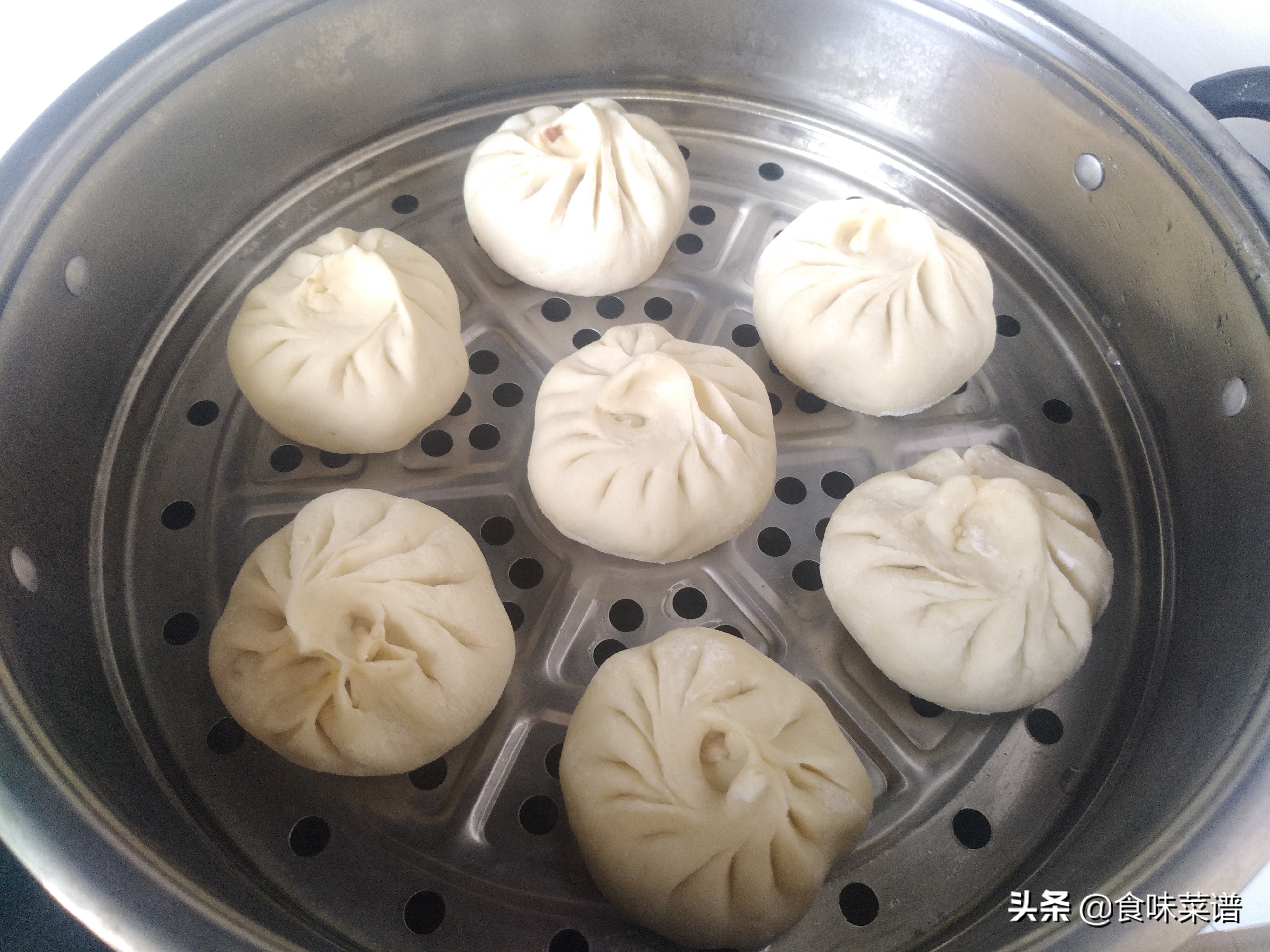 教你白菜肉包子的做法，皮薄馅大，上锅蒸记住这一步，松软不塌陷