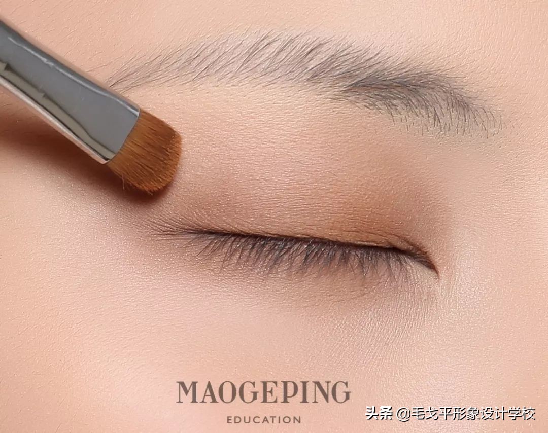 单眼皮不画眼线只画眼影好看吗,为何同样是单眼皮