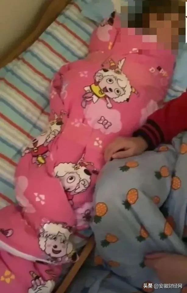 胶带*绑捆**、双腿压身！妈妈看完监控心都碎了…警方介入调查