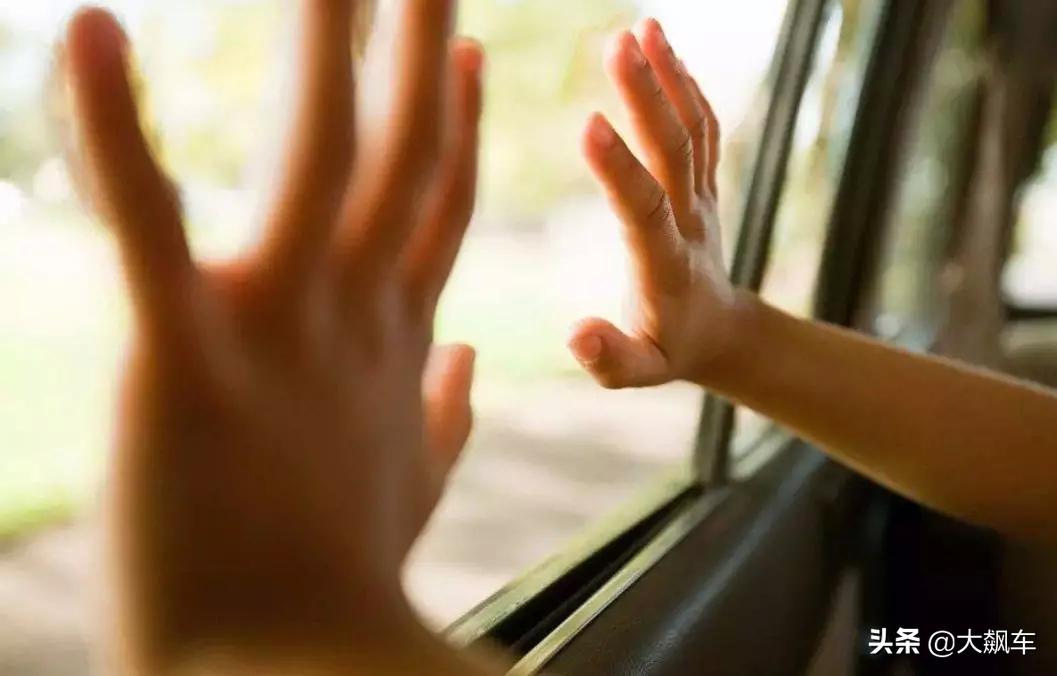 孩子被锁车内自救动画片,孩子锁车内如何自救