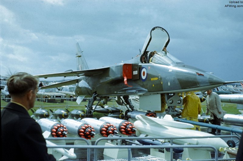 记忆中国空军,记忆中飞得很低的飞机