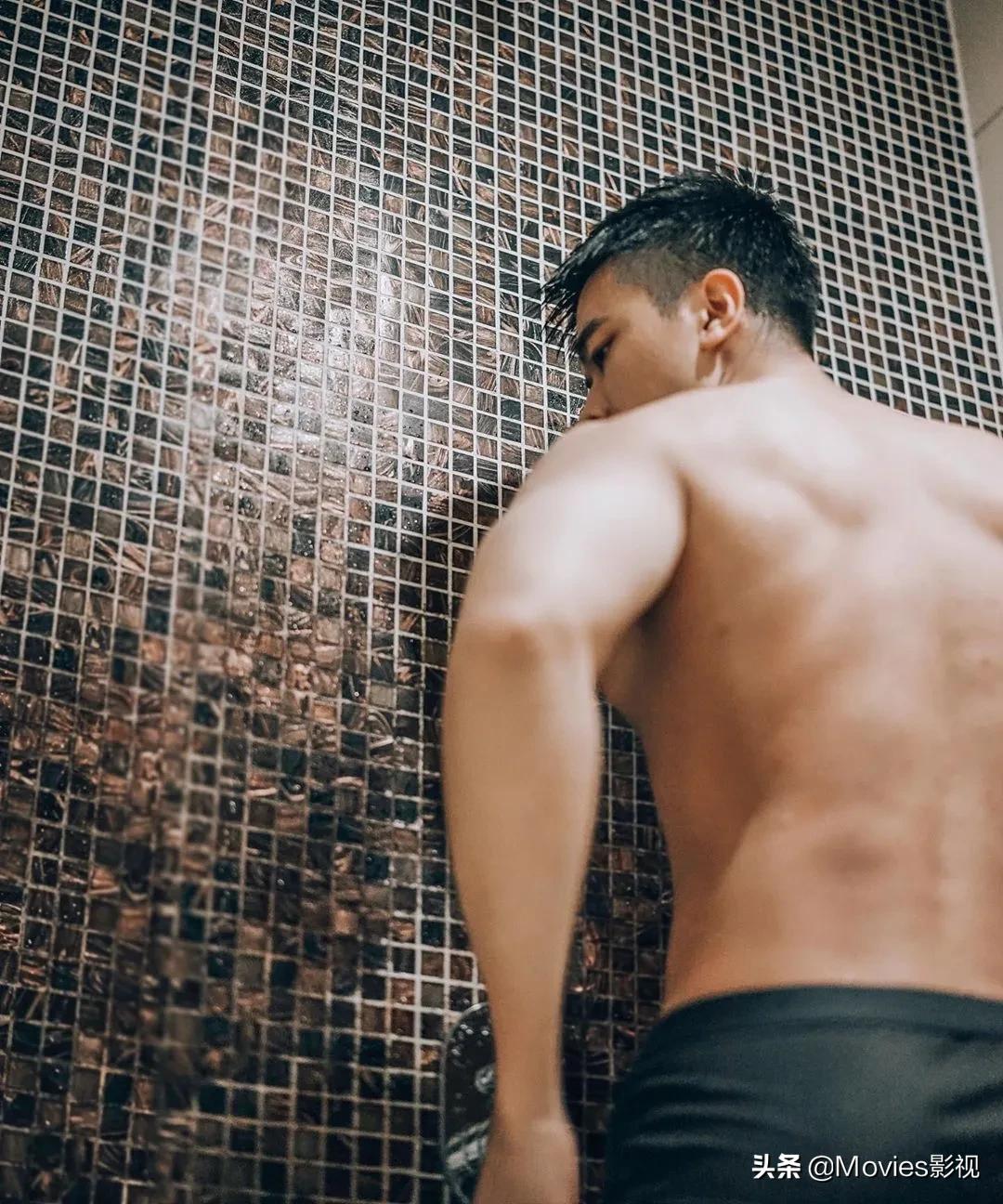 穿短裤比汪小菲还好看！奶凶腱子肉小狼狗，浴室照疯狂撩粉！