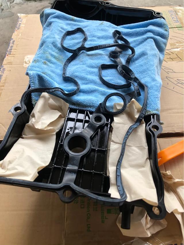 起亚k5气门室盖垫渗油,自己动手更换发动机气门室盖