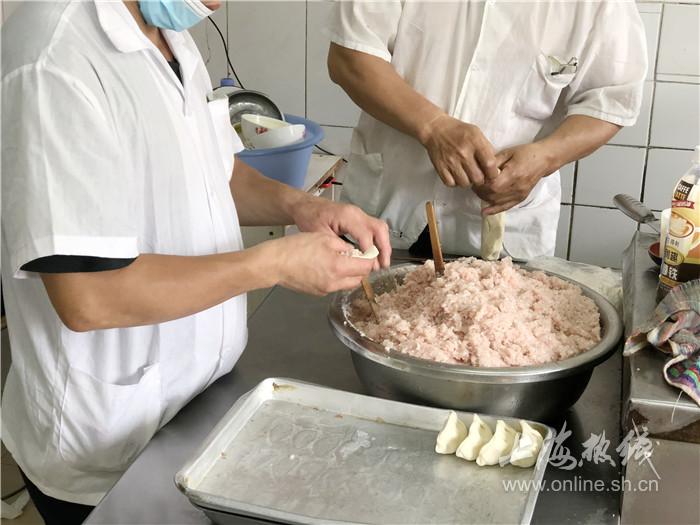 沙富生煎锅贴大王排长队也要吃的锅贴米道好