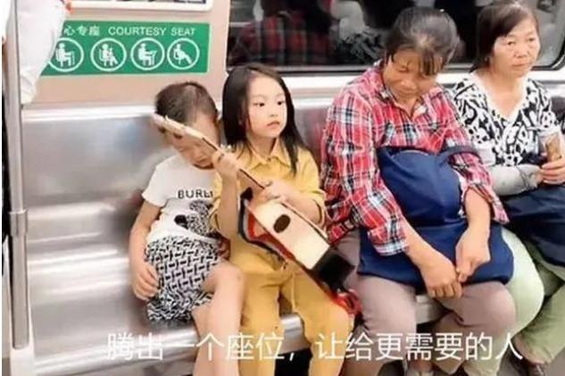 地铁上，姐弟俩的“坐姿”让乘客直竖大拇指：真正的“富家子弟”