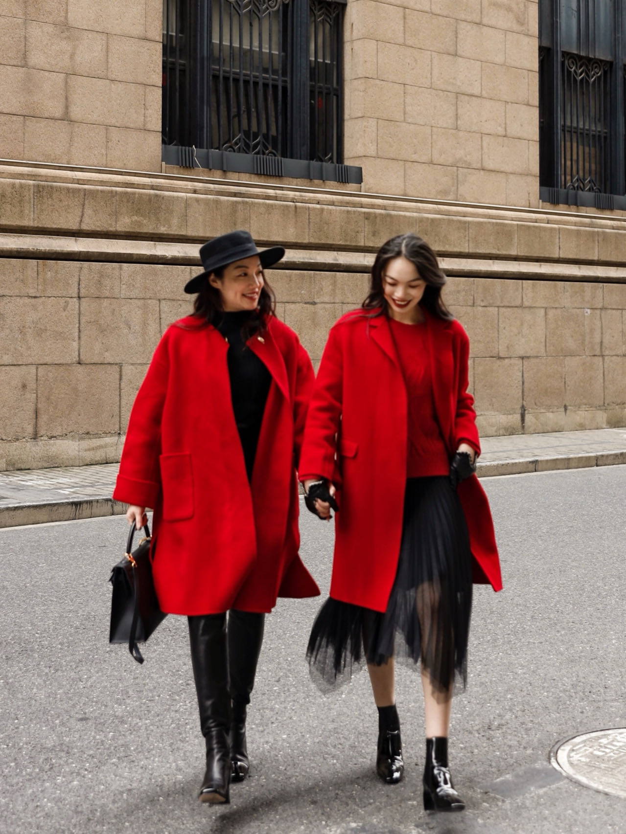 上了岁数的女人，冬天穿衣要有讲究，帽子+呢大衣，时髦又显气质