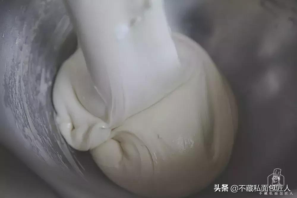 面团特别粘手怎么补救啊,发酵好的面团很粘手怎么回事