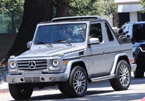 贵圈真乱！布克又和嫂子坐奔驰约会，这兄弟还能做吗？