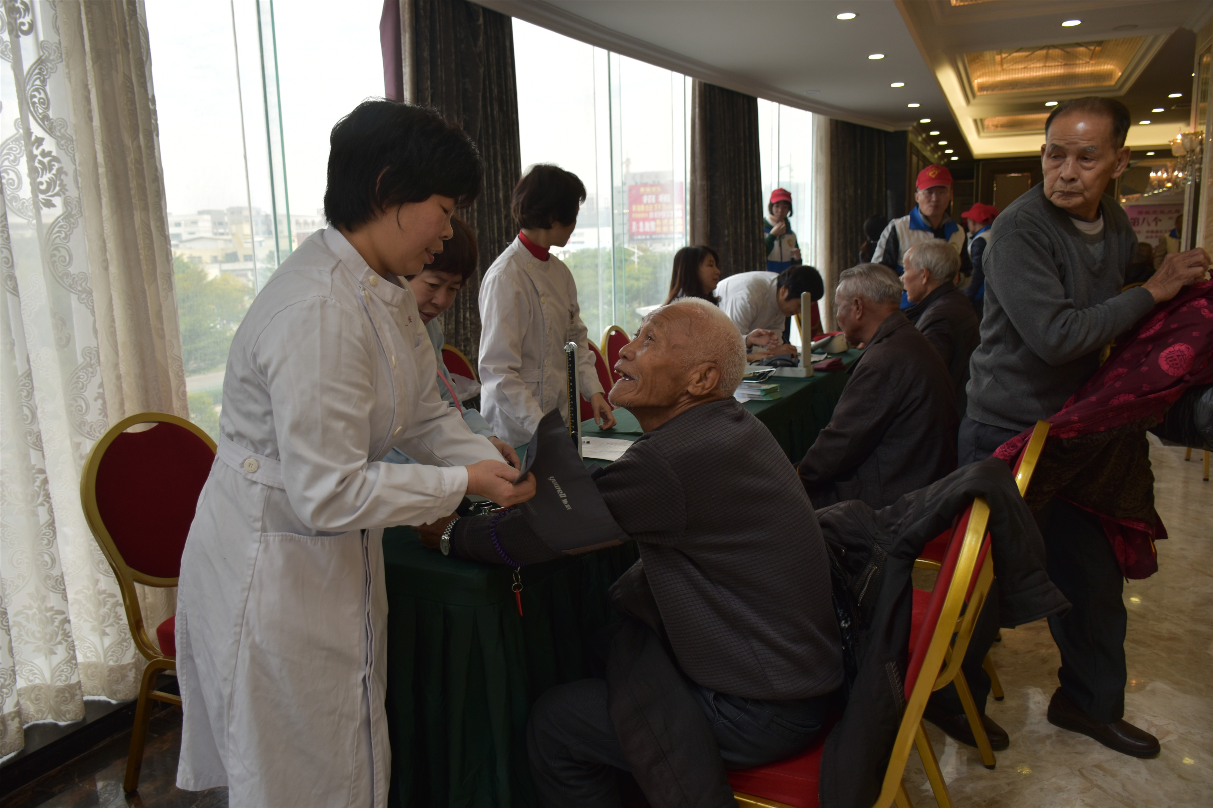 龙湖区第八个善待鳏寡百叟宴今举行铂晶大酒店多年资助大爱奉献