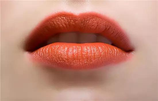 怎样淡化唇纹最有效,唇纹深怎么淡化最有效的方法