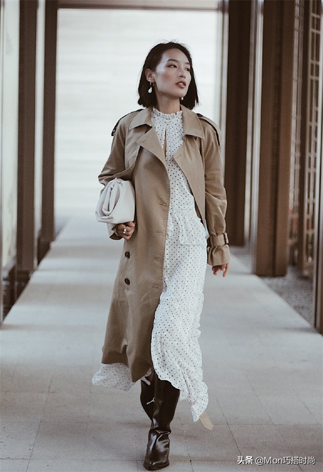 枣红色风衣内搭和鞋子怎样搭配,女式蓝色风衣搭配什么裤子和鞋子