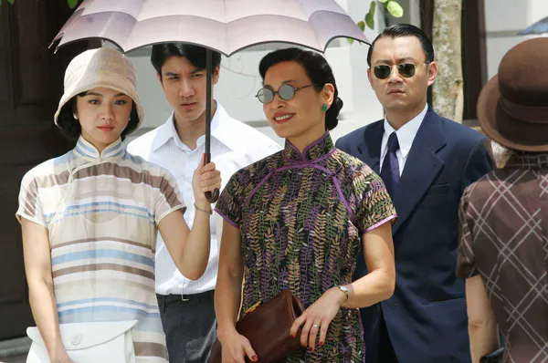 重看《色戒》，四个吸烟镜头，完美诠释出王佳芝的成长与挣扎