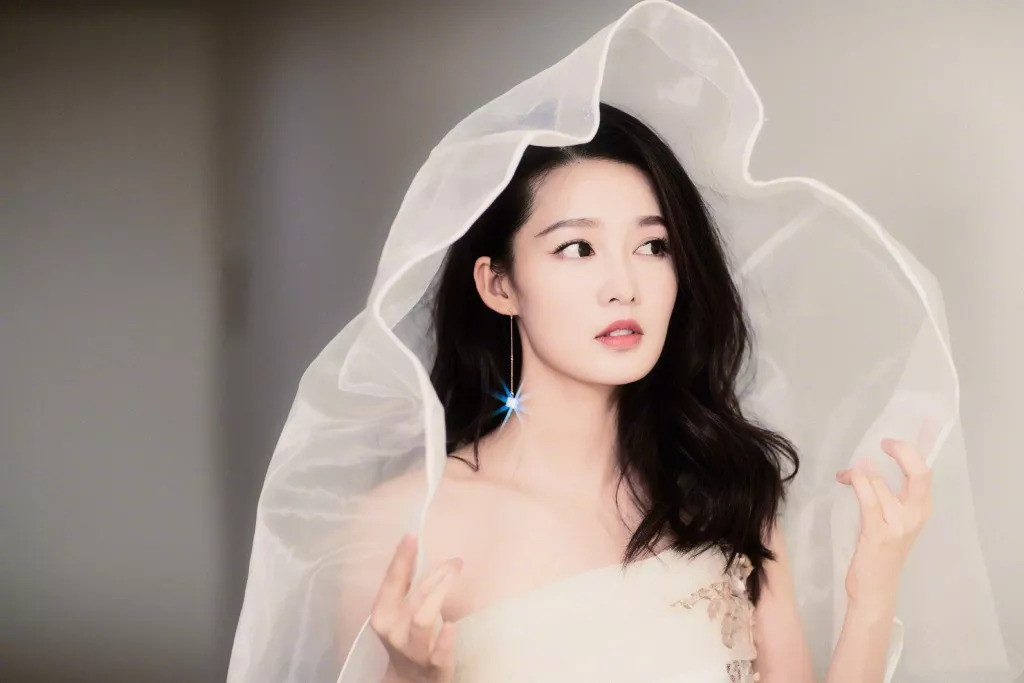 额头窄梳什么样的发型好看,额头扁平低矮