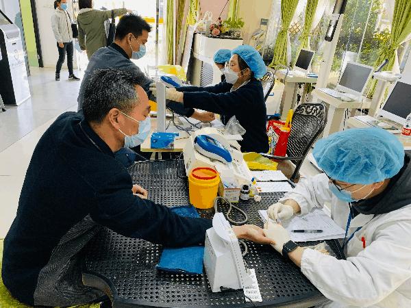 由*党**总支书记带头，他们为爱撸起袖子→