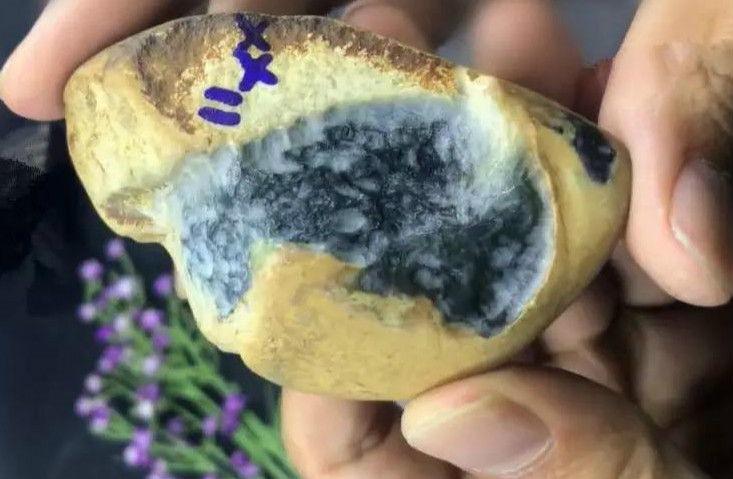 缅甸矿区翡翠原石一刀切出千万元,翡翠原石一刀切开