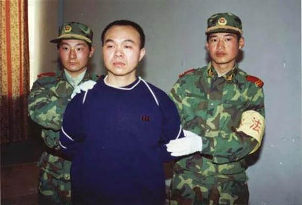 黑老大别墅被包围,黑老大保护妻子进监狱