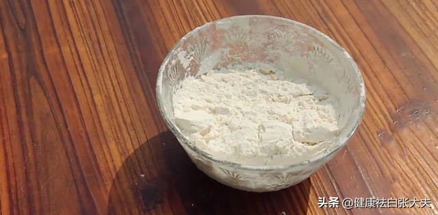 铜川23岁女子被母爱压弯腰，白癜风恶化，小郑：常回家看看