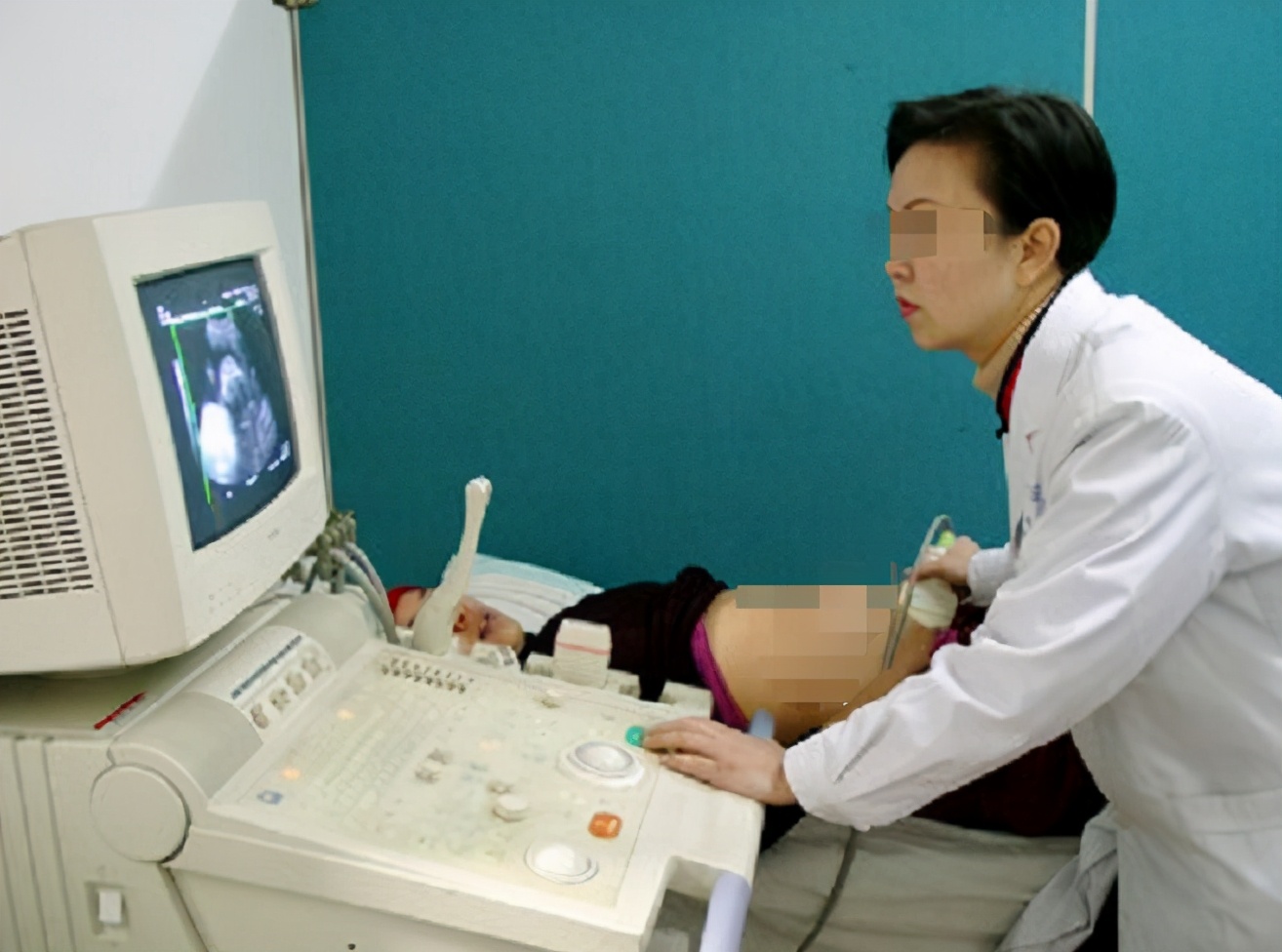 胎儿胎动一直踢肚子两侧,每次胎动都感觉在使劲踢