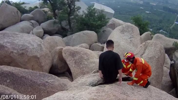 男子登山摔伤昏迷防火员爬山营救,男子中暑晕倒在大山里防火员营救
