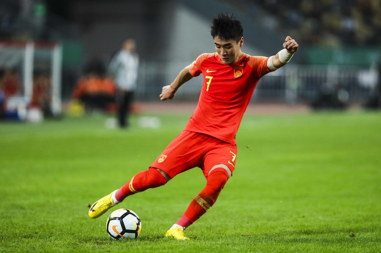 韦世豪抱摔队友,韦世豪鲁能反戈视频