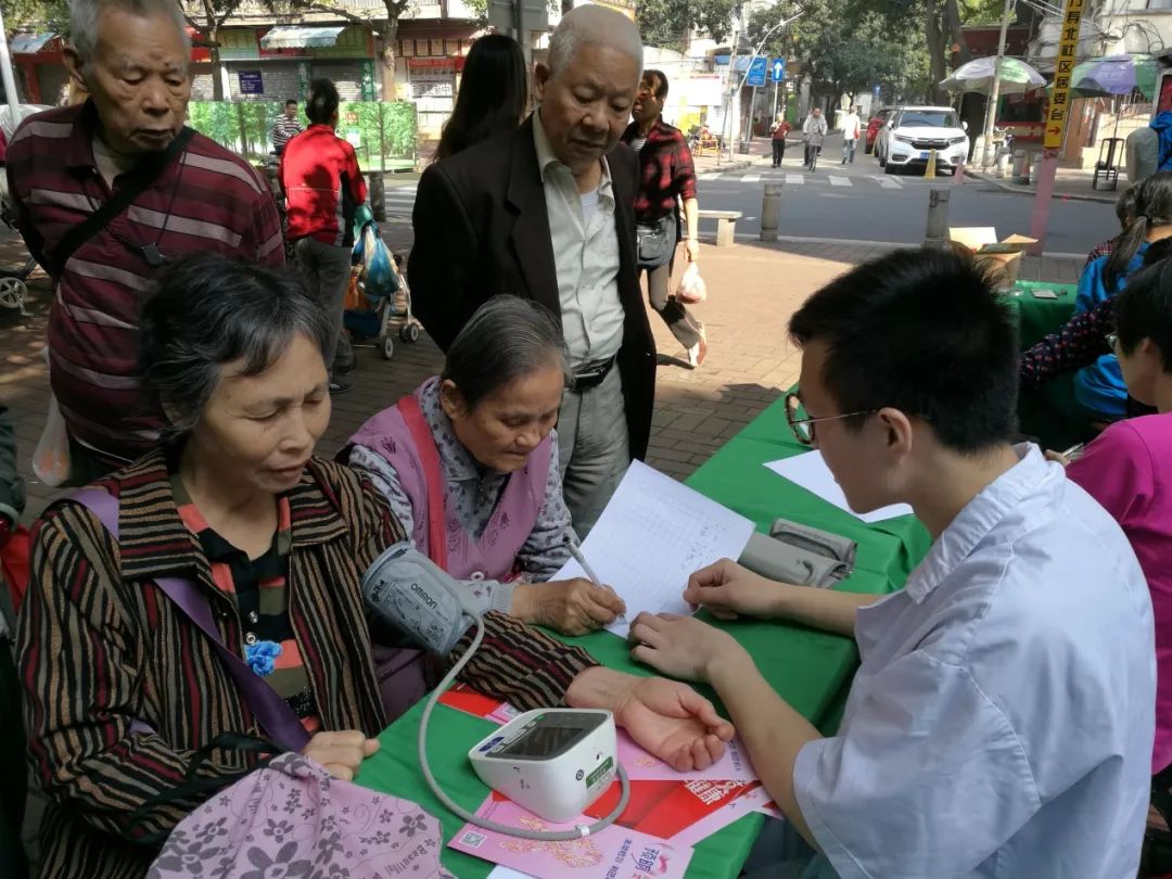海珠｜握手、拥抱、礼节性接吻不会感染艾滋病，但是这些行为会！