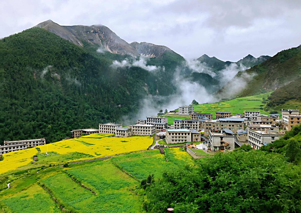 稻城亚丁旅游路线预算大概多少钱,稻城亚丁有哪些项目