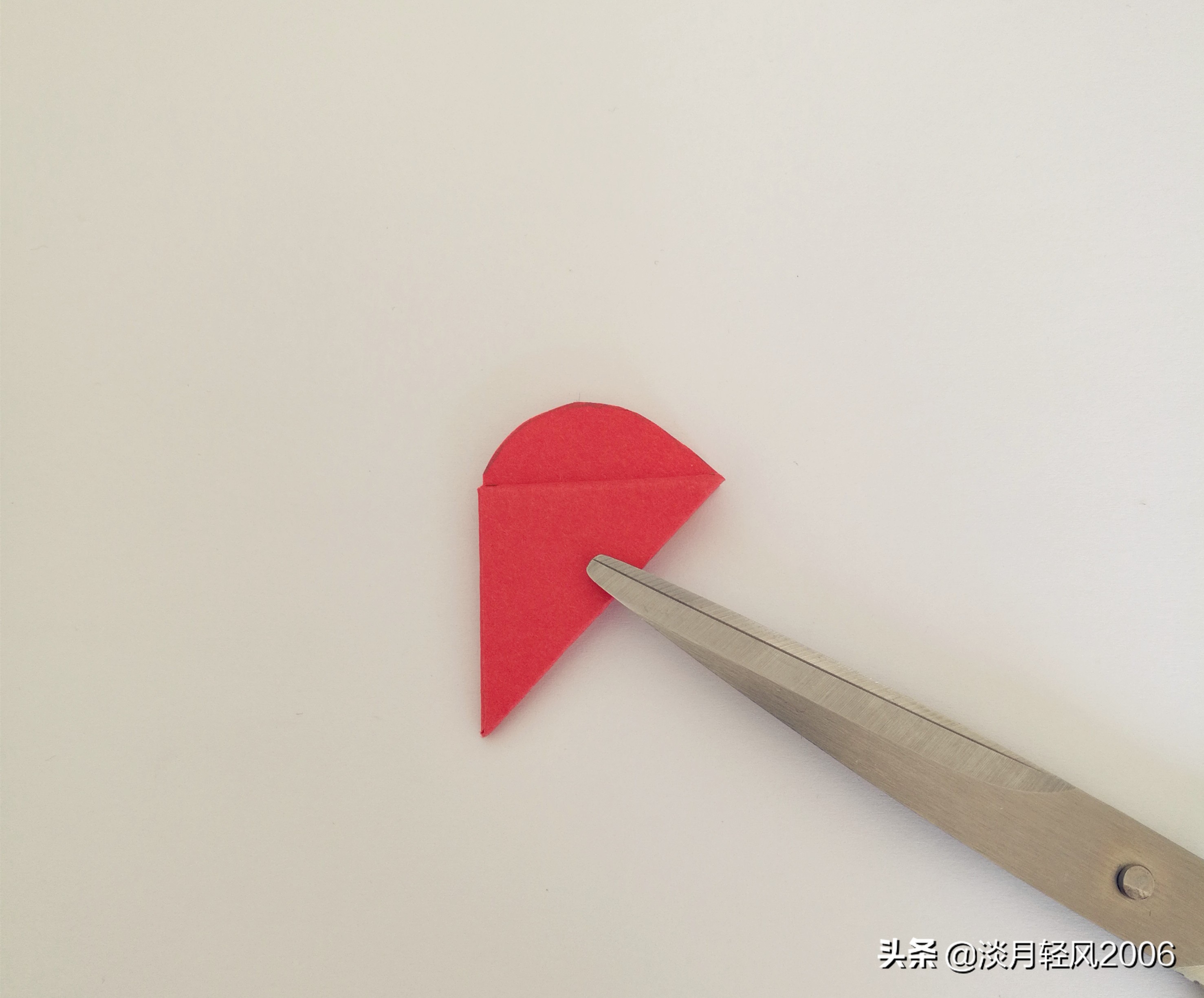 正方形星空卡纸爱心卷轴折法,简单有趣的卡纸折心