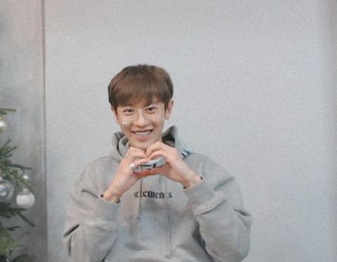 朴灿烈穿拖鞋在机场,朴灿烈同款袜子抢空