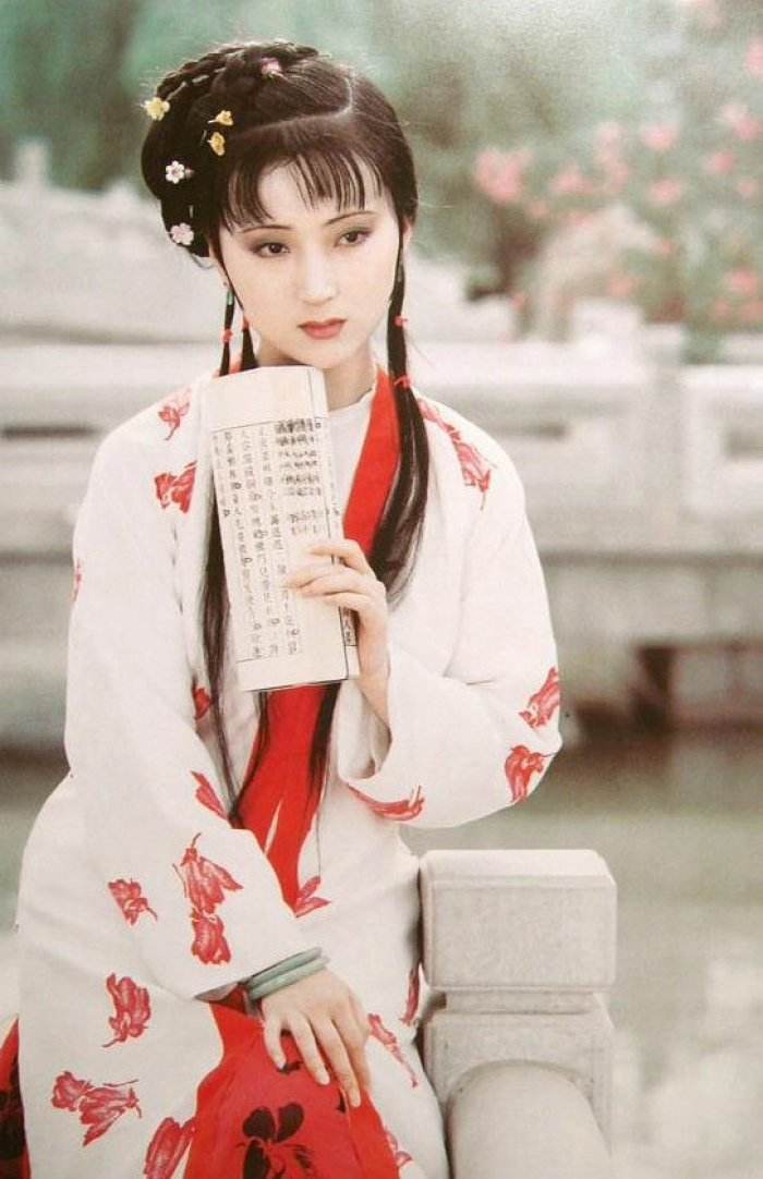 谶语在红楼梦中的应用,红楼梦里面的谶语