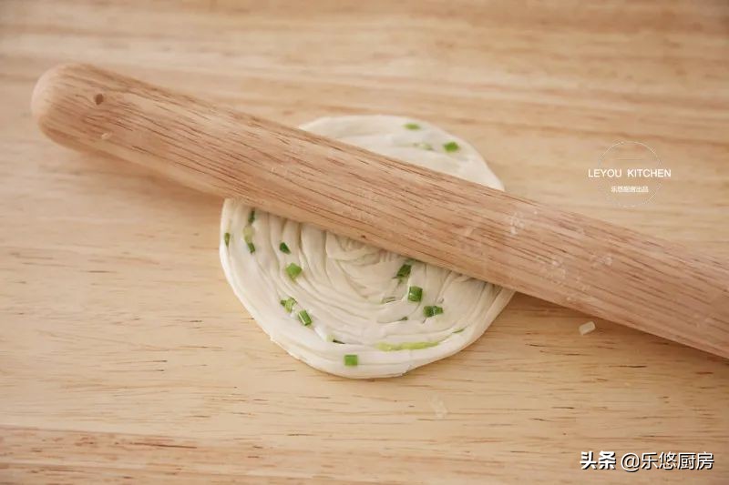 饺子皮剩了怎么做饼好吃,饺子皮葱花饼怎么做又软又好吃