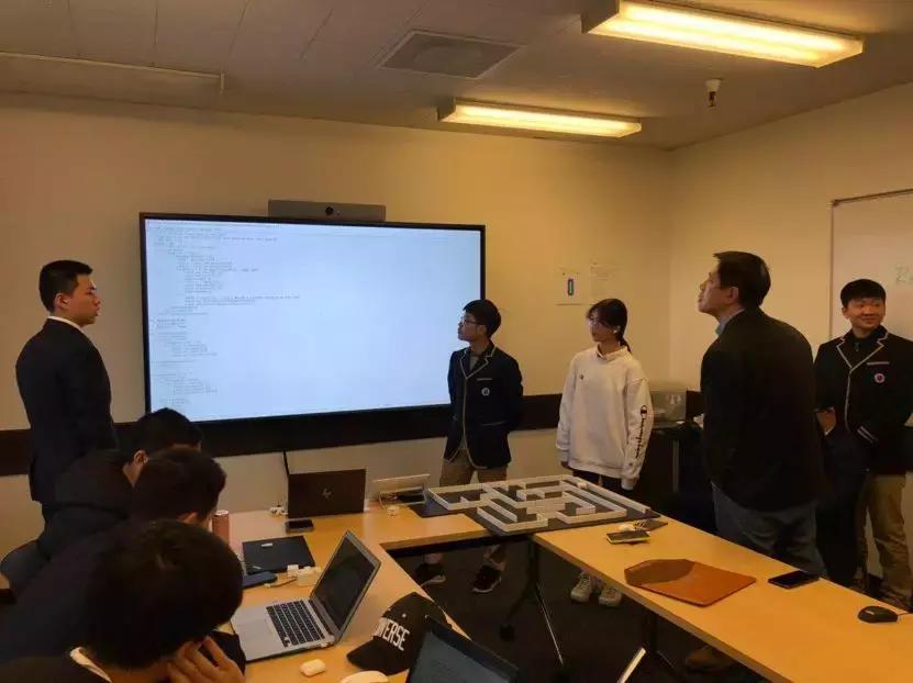 这帮人要组织去斯坦福大学玩机器人，就是价格小贵，心痛