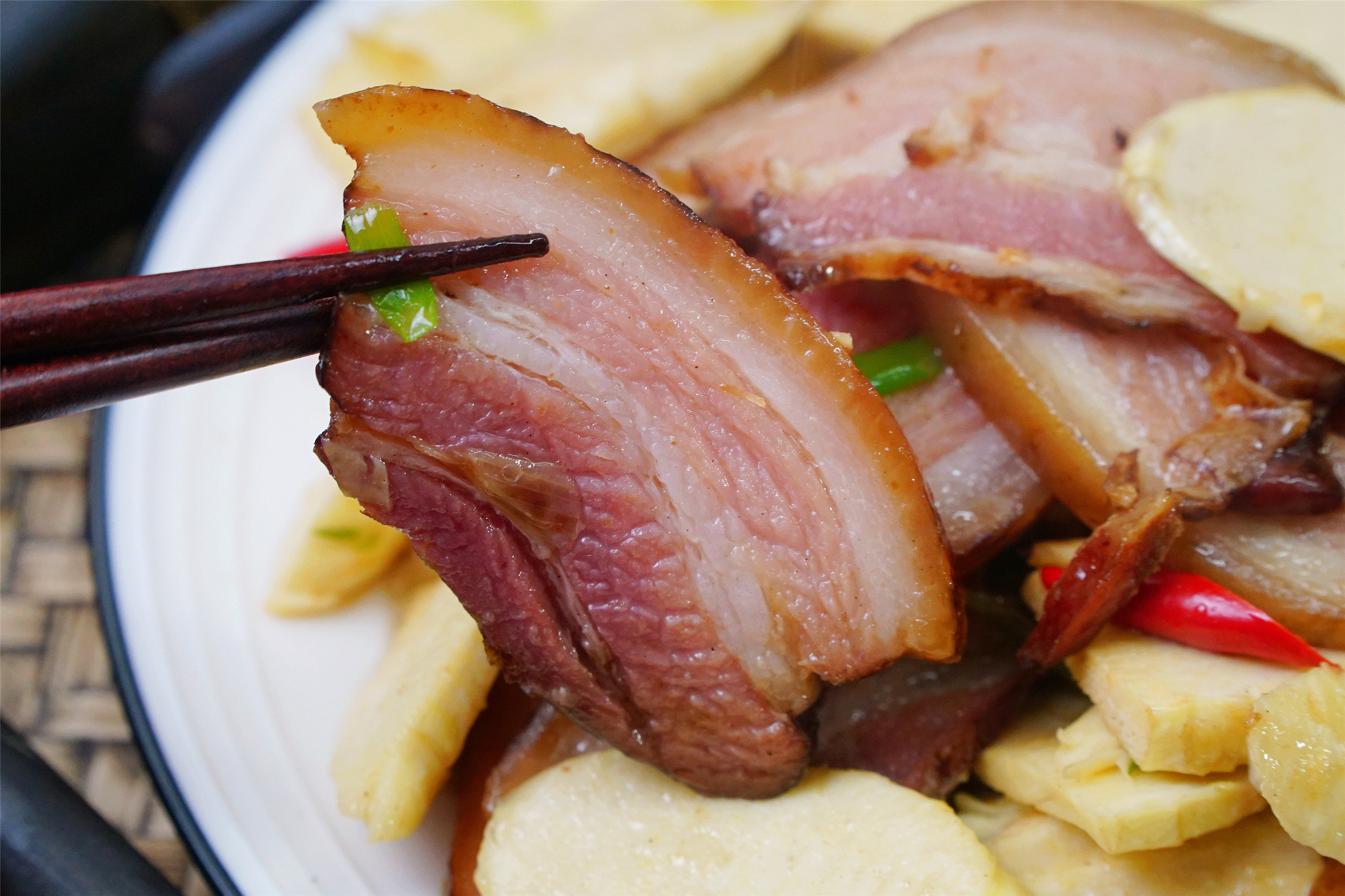 腊肉要怎么炒才好,腊肉要怎么炒才能保持久