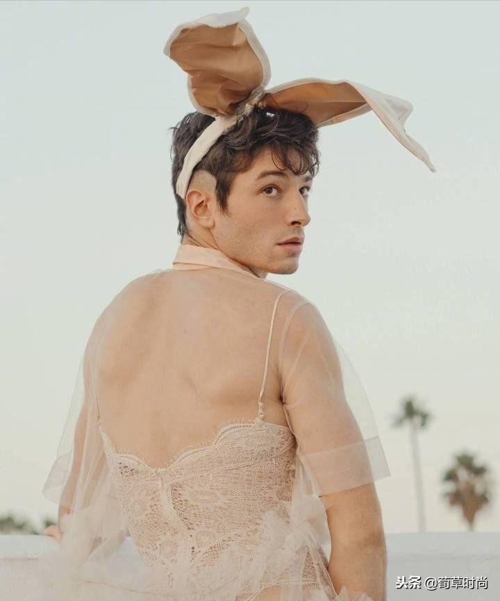 男人骚起来不管女人事！E妹踩高跟穿胸衣演绎性感，不料*袜丝**破了