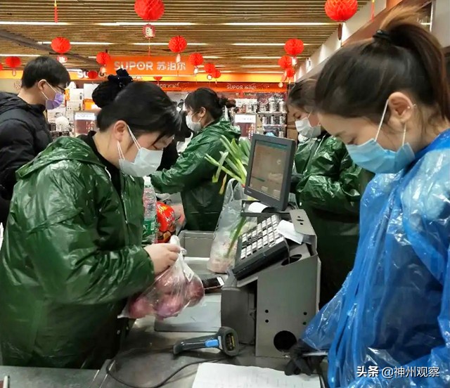 为了保障生鲜产品供应，平顶山德信泉超市这名营业员睡地板半个月