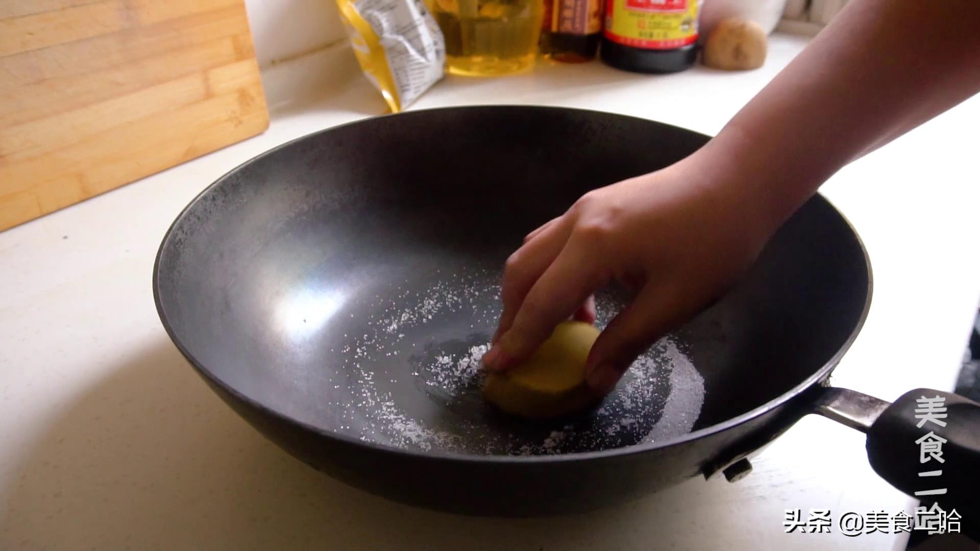 铁锅黑油垢怎么去除小窍门,铁锅清洗黑垢小妙招