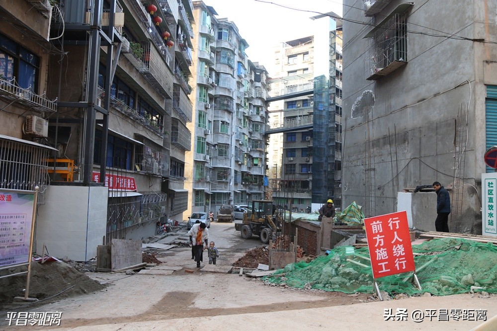 老旧小区加装外挂电梯的弊大于利,带平台的老旧小区怎么加装电梯