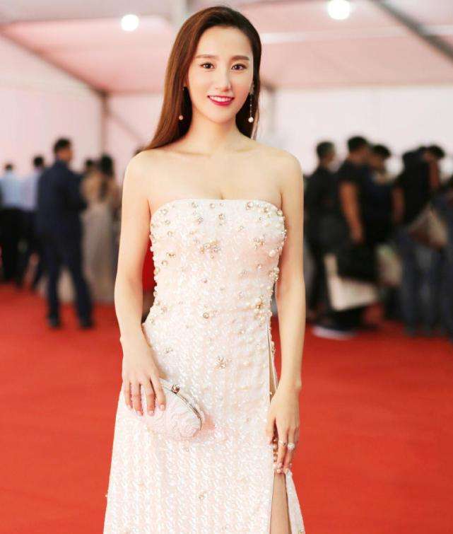 穿“抹胸裙”怕露、怕掉？学会5个套路，告别尴尬，美得让人心动