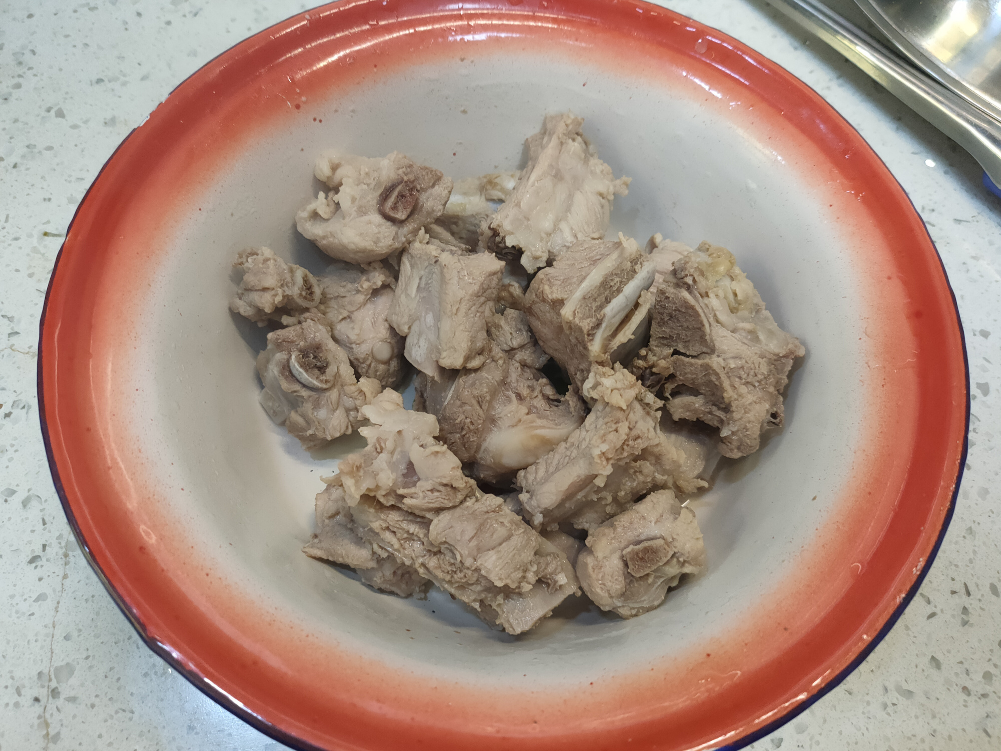 炖排骨先放了水怎么办,炖排骨先倒啤酒还是水