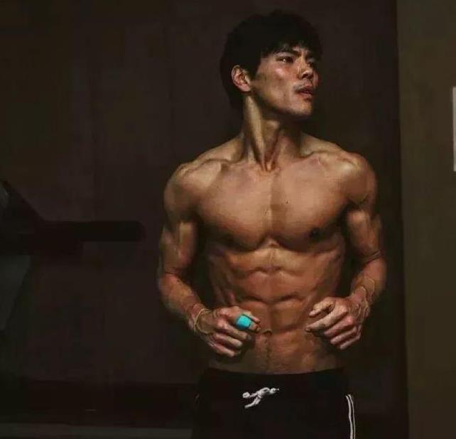 向佐健身励志视频,向佐西装腹肌
